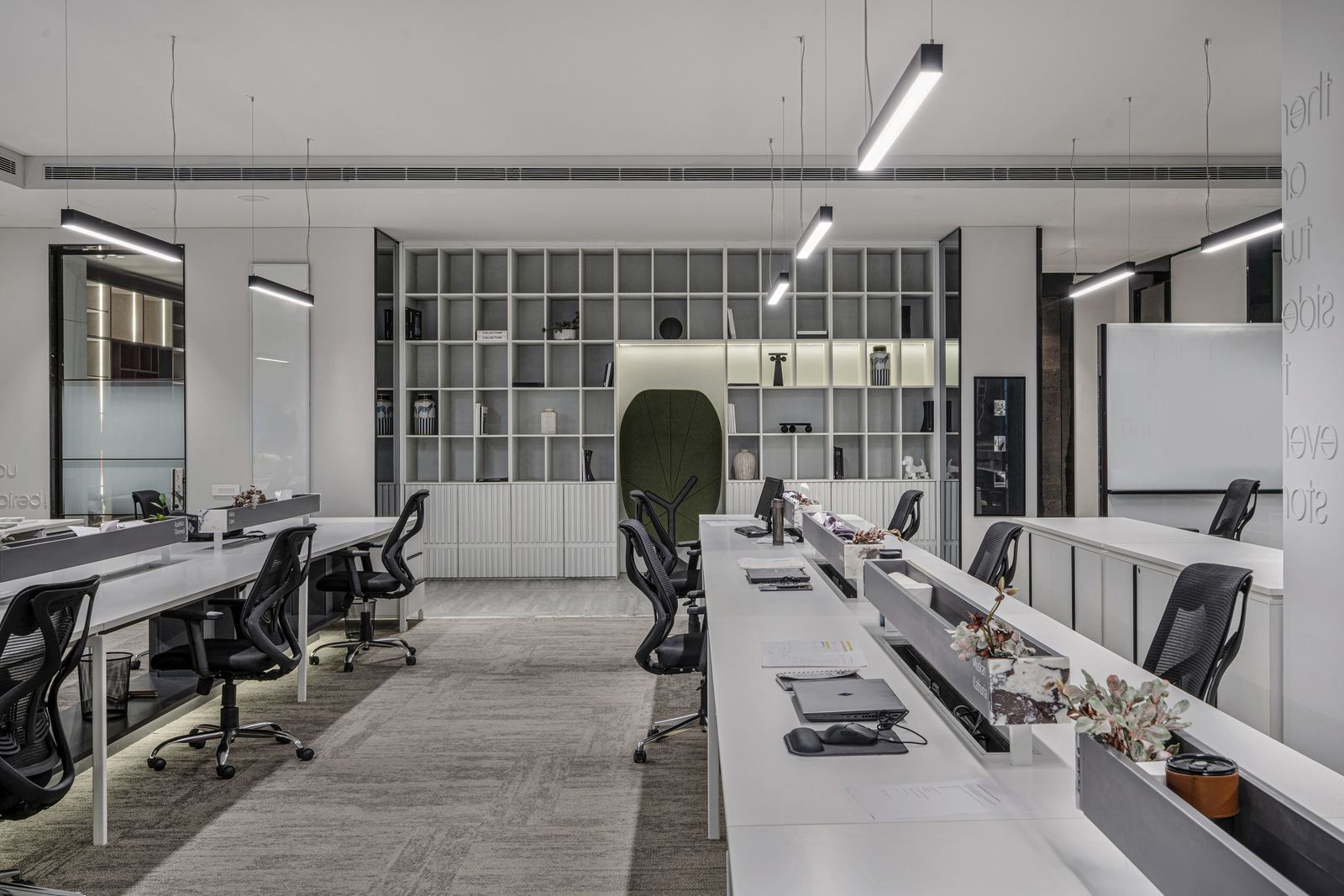 Escritório moderno reformado com design minimalista, representando a transformação da gestão do ativo.