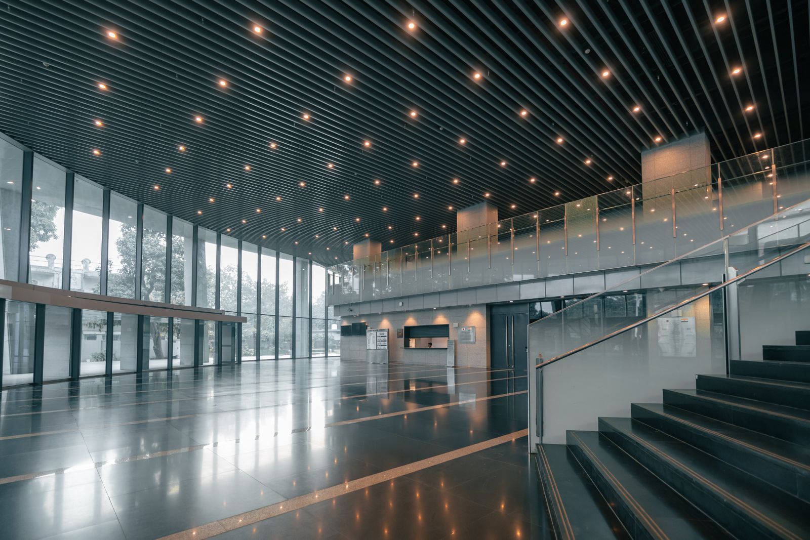 Lobby corporativo amplo e sofisticado, representando a transformação e valorização do ativo imobiliário.